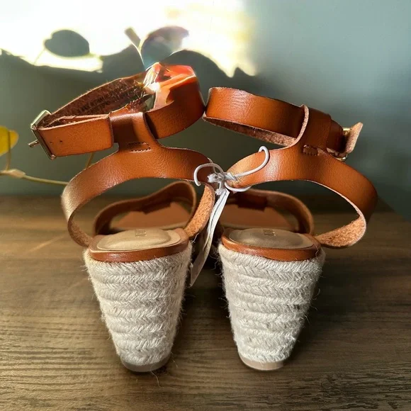 Women’s Old Navy Cognac Wedge Sandals with Ankle Strap. NWT, Size 9. - Picture 2 of 7
